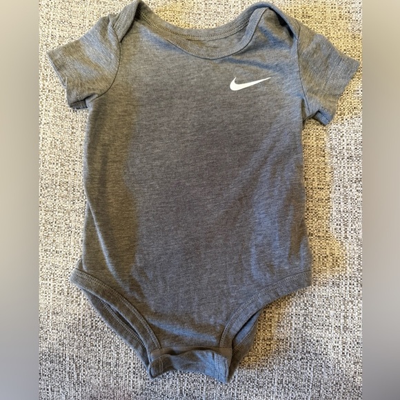 Nike Grey Baby Short Sleeve Onsie Bodysuitt Snap Bottoms Sz 12 Months - Picture 2 of 7